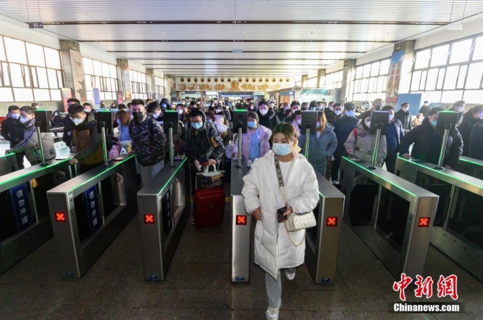 資料圖：1月7日，山西省太原市，民眾在太原站候車大廳排隊(duì)檢票乘車。當(dāng)日，2023年春運(yùn)正式拉開帷幕。 <a target='_blank' href='/'>中新社</a>記者 韋亮 攝