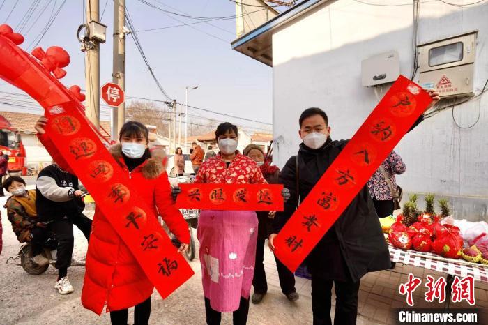 在臨清市康莊鎮(zhèn)黃河大集現(xiàn)場，書法愛好者揮毫潑墨祝“?！薄！⒓午?攝