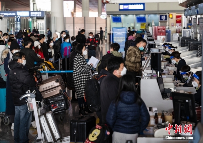 1月8日，中國對新冠病毒感染實(shí)施“乙類乙管”，根據(jù)國際疫情形勢和各方面服務(wù)保障能力，有序恢復(fù)中國公民出境旅游。 <a target='_blank' href='/'>中新社</a>記者 侯宇 攝