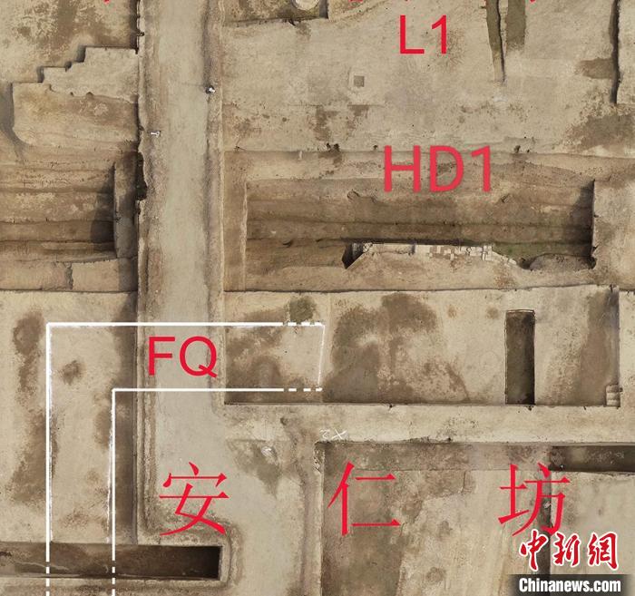 安仁坊西北角坊墻、角門與門外水渠上的涵洞航拍圖?！￡兾魇∥奈锞止﹫D