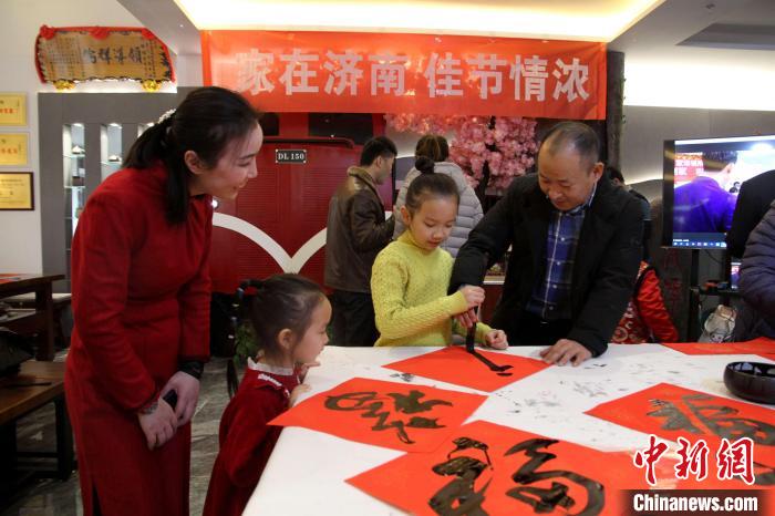 1月13日，留在山東濟(jì)南過年的臺胞體驗寫福字。　孫婷婷 攝