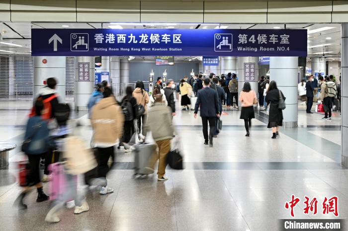 1月15日，廣州東站，旅客正走向“香港西九龍候車區(qū)”?！￡愺K旻 攝