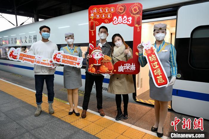 1月15日，廣州東開往香港西九龍的首發(fā)高鐵前，旅客與工作人員開心合影?！￡愺K旻 攝