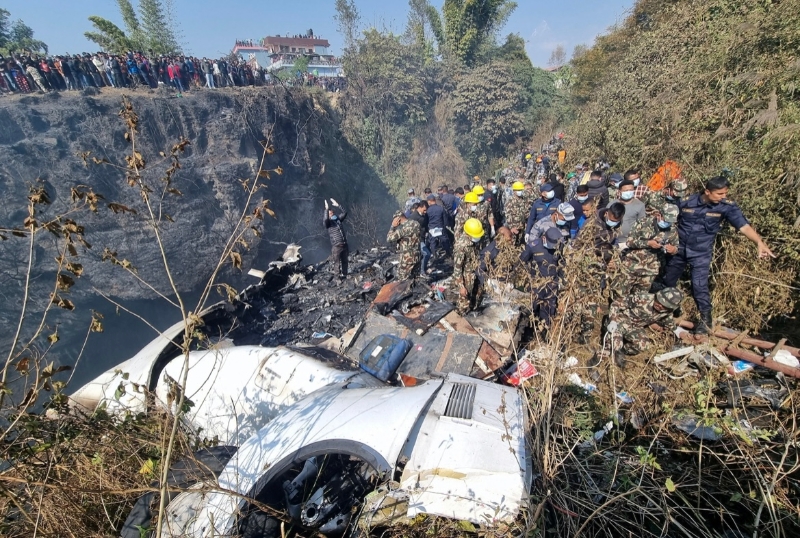 當?shù)貢r間1月15日，救援人員在尼泊爾博克拉地區(qū)墜機現(xiàn)場附近進行搜救工作。（圖源：路透社）