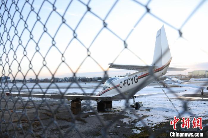 加拿大多倫多一小型飛機在機場旁的繁忙公路迫降