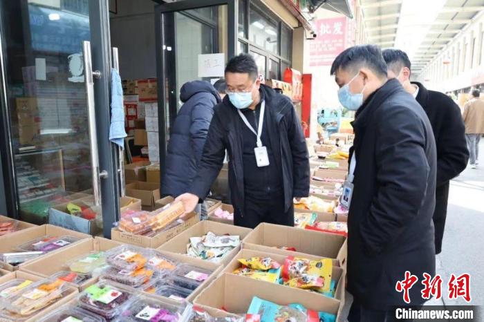 陳磊和同事們檢查市場(chǎng)食品安全。　受訪者 供圖