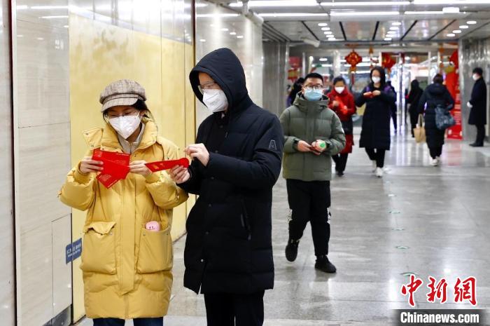 北京市朝陽區(qū)聯(lián)動(dòng)京港地鐵在14號(hào)線九龍山站站廳內(nèi)為地鐵乘客派發(fā)“拜年紅包”?！?lt;a target='_blank' href='/'>中新社</a>記者 富田 攝