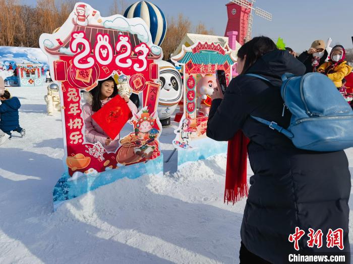 圖為游客在北京陶然亭公園雪場(chǎng)游玩?！”本┦泄珗@管理中心供圖