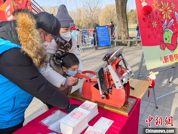 圖為小游客在北京紫竹院公園“雕版刷?！??！”本┦泄珗@管理中心供圖