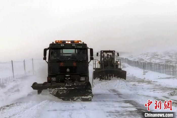 西藏阿里：春節(jié)期間，武警官兵緊急搶通冰雪災(zāi)害道路