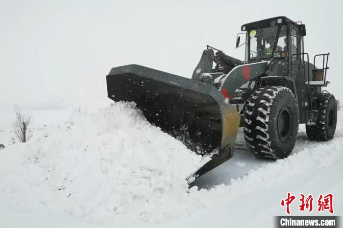 圖為清除積雪?！●T楠 攝