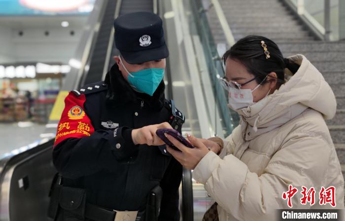 春節(jié)假期數(shù)萬鐵警堅守萬里鐵道守護(hù)萬家平安團(tuán)圓