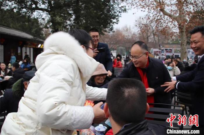 向市民及游客派發(fā)紅包，賜福送祝福。　張曉東 攝