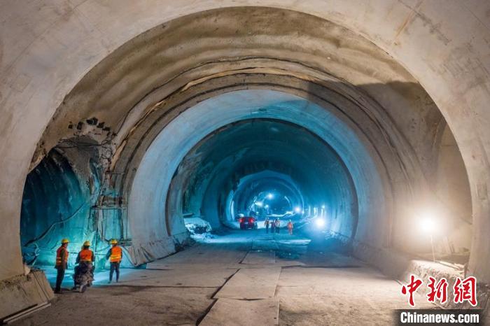 （新春走基層）川西高原600余名建設(shè)者春節(jié)“不打烊”加緊隧道掘進