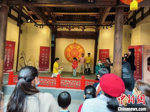 在民俗博物館內(nèi)，福建省雜技團(tuán)演員們表演精彩節(jié)目?！「＝ㄊ‰s技團(tuán)供圖