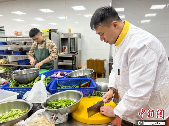 干部們在廚房切菜?！∥渚憬傟犈_州支隊供圖