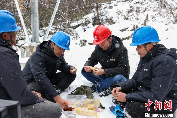 隊員們在林海雪原中吃簡易午餐。　李東淮 攝