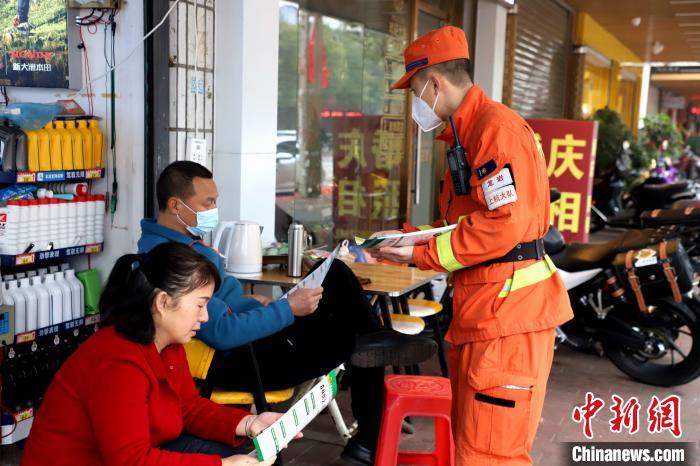 發(fā)放森林防火宣傳手冊(cè)?！∷竞?攝