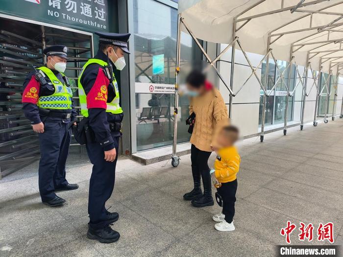 乘車“丟娃”事件頻發(fā)警方提醒：孩子安全莫大意!