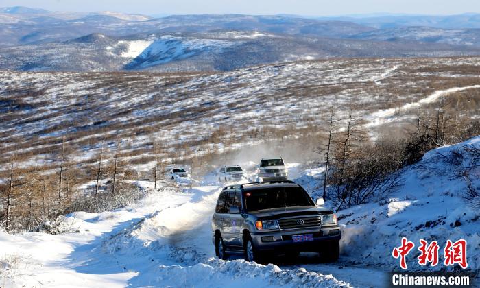 游客體驗冰雪穿越?！●T宏偉 攝