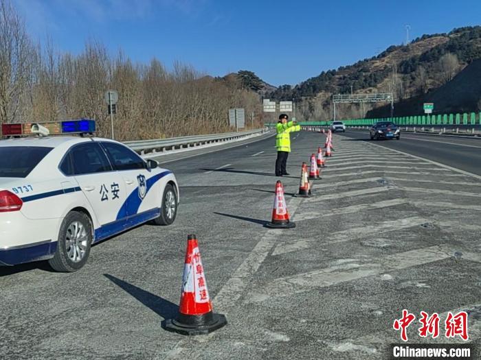 山西高速交警在滄榆高速五臺山景區(qū)收費站主線路面實施車輛分流?！∩轿鞲咚俳痪?攝