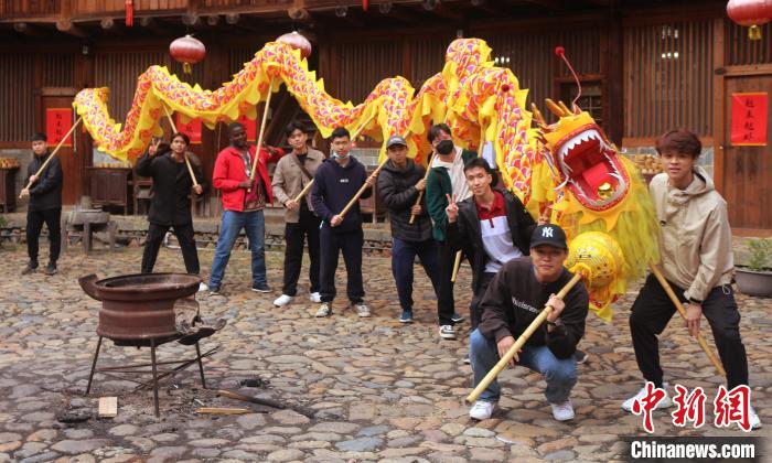 留學(xué)生們?cè)谕翗抢矬w驗(yàn)舞龍表演。　華僑大學(xué)文學(xué)院 供圖