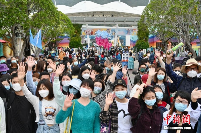 資料圖：圖為內(nèi)地旅行團(tuán)高興揮手前來香港海洋公園游玩。李志華 攝