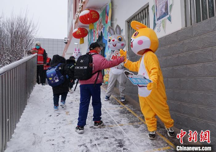 圖為昆侖路小學(xué)學(xué)生與“歡迎兔”互動(dòng)?！●R銘言 攝