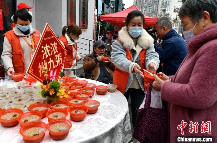 圖為活動上志愿者為社區(qū)老人派粥。　張斌 攝