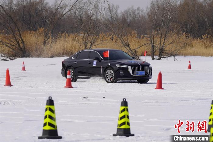 在冰雪路面競技的參賽車輛 孫漢侖 攝