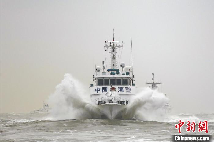 海警艦艇猶如翱翔的海燕在海面上前行。　福州海警局供圖