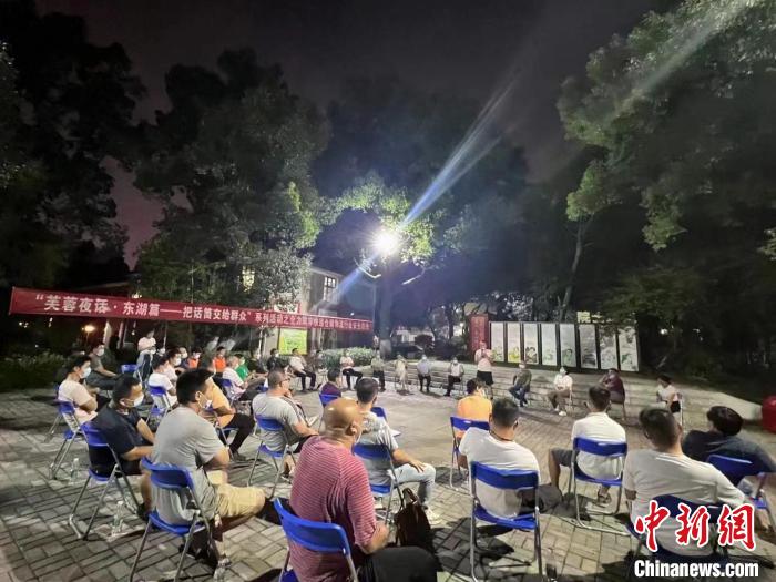 芙蓉區(qū)東湖街道搭建“東湖夜話——把話筒交給群眾”模式。　孔亞超 攝