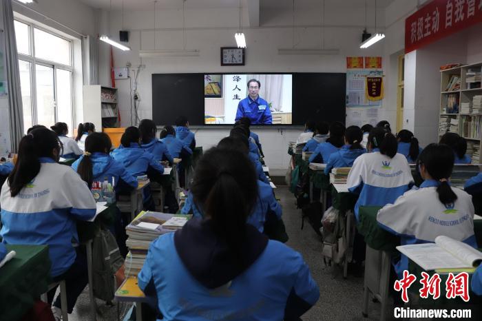 甘肅靜寧五旬農(nóng)民工錄“云課堂”：用“詩詞歌賦”講給學(xué)生聽