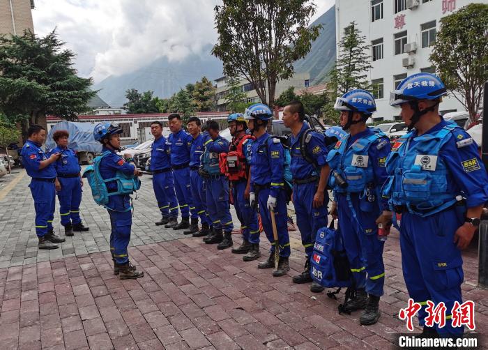 圖為2020年8月隴南文縣暴洪泥石流發(fā)生后，曹磊帶隊(duì)準(zhǔn)備前往舍書鄉(xiāng)勘查受災(zāi)情況。(資料圖) 受訪者供圖