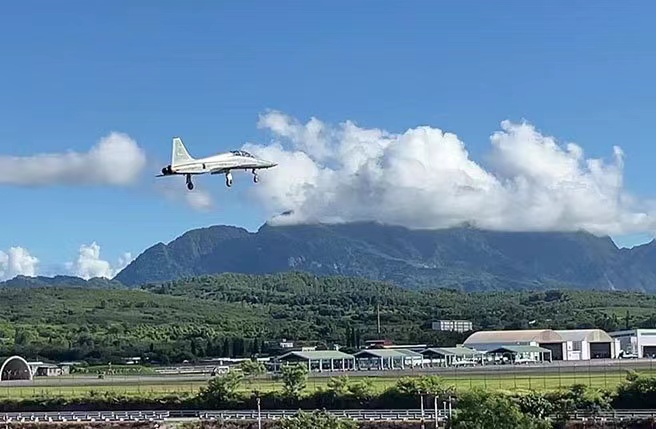 臺(tái)東志航基地F5戰(zhàn)機(jī)升空訓(xùn)練