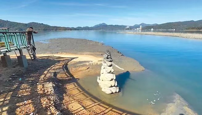 臺(tái)灣缺水 日月潭九蛙見底