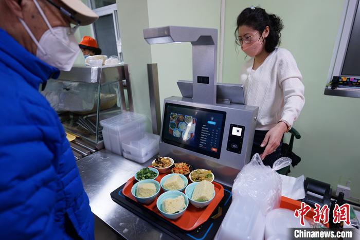 資料圖：位于天津市和平區(qū)南營門街道的老年人“智慧食堂”投入使用。據(jù)悉，該“智慧食堂”取餐、結(jié)算均采用智能化方式，前來用餐的老人可通過面部識別或刷就餐卡綁定當天所用的餐盤，取菜通道旁的電子屏幕可顯示所取主食、菜品的營養(yǎng)成分表等內(nèi)容，幫助老年人合理搭配膳食。 <a target='_blank' href='/'>中新社</a>記者 佟郁 攝 　