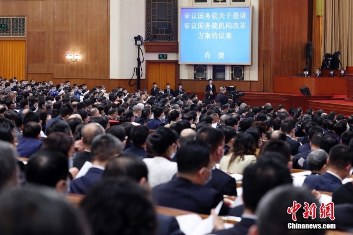 3月7日，十四屆全國(guó)人大一次會(huì)議在北京人民大會(huì)堂舉行第二次全體會(huì)議。受國(guó)務(wù)院委托，國(guó)務(wù)委員兼國(guó)務(wù)院秘書長(zhǎng)肖捷作關(guān)于國(guó)務(wù)院機(jī)構(gòu)改革方案的說(shuō)明。<a target='_blank' href='/'>中新社</a>記者 盛佳鵬 攝