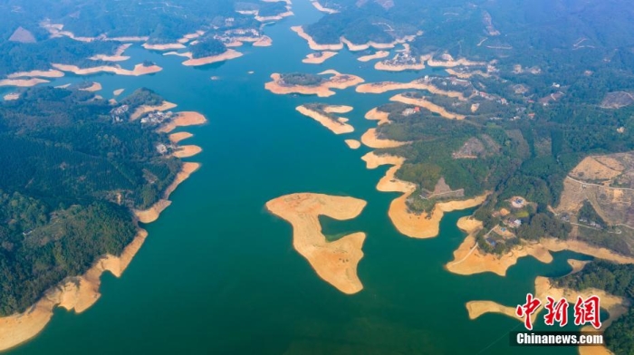 資料圖：航拍廣西梧州市蒼梧縣梨埠鎮(zhèn)爽島水庫(kù)，水清岸綠，河暢景美，宛如畫(huà)卷。何華文 攝