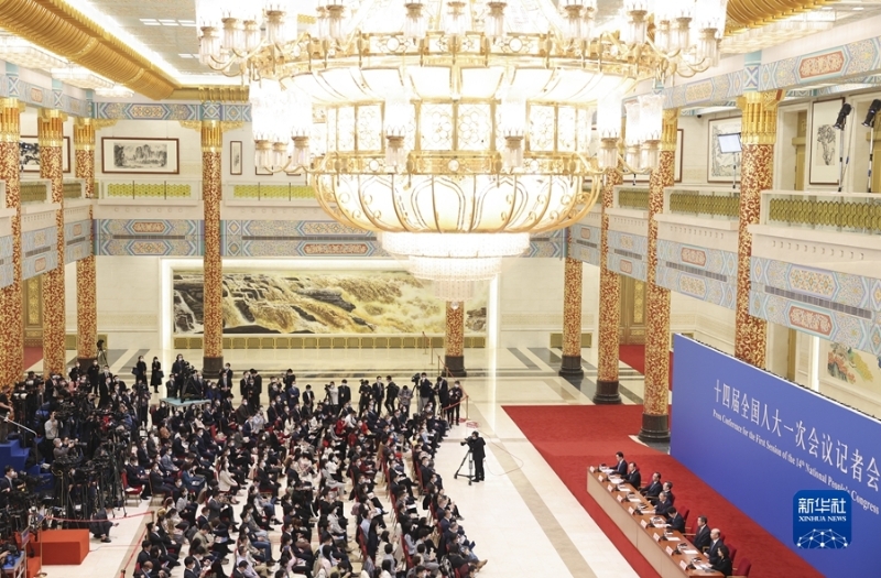 3月13日，十四屆全國(guó)人大一次會(huì)議在北京人民大會(huì)堂舉行記者會(huì)，國(guó)務(wù)院總理李強(qiáng)應(yīng)大會(huì)發(fā)言人王超的邀請(qǐng)出席記者會(huì)，并回答中外記者提問(wèn)。國(guó)務(wù)院副總理丁薛祥、何立峰、張國(guó)清、劉國(guó)中參加。新華社記者 劉彬 攝