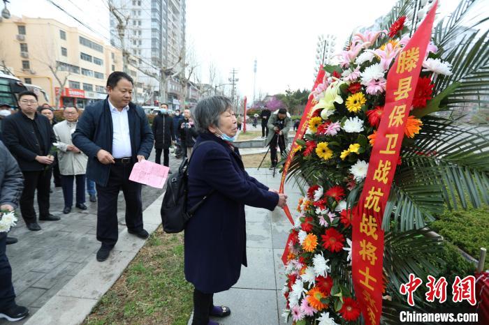 王銘章將軍兒媳白光蓮女士整理花籃緞帶?！≤囄募?攝