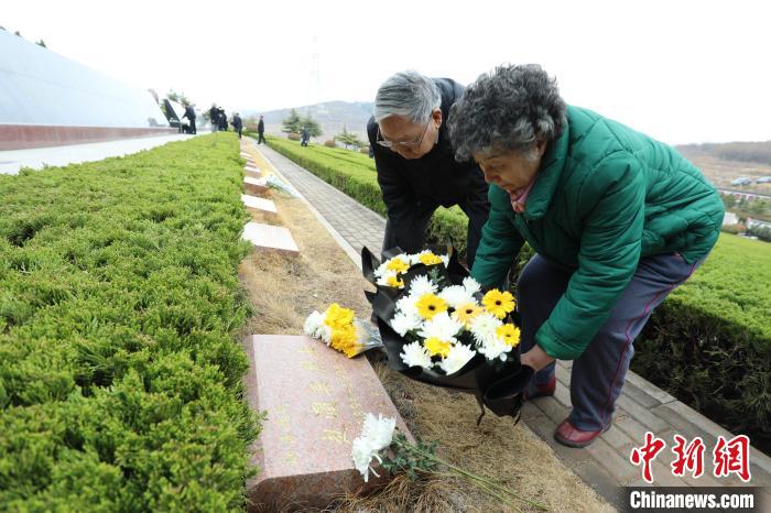 參戰(zhàn)將士后人紛紛手捧鮮花，分別進(jìn)行祭奠憑吊?！￡悵?攝