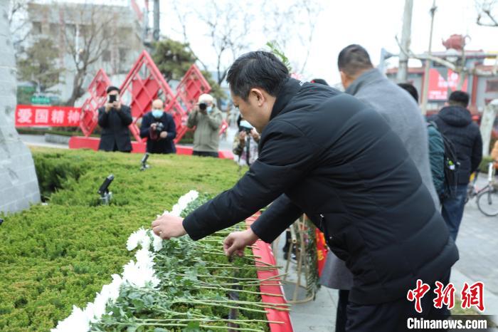 滕州市社會(huì)各界群眾和抗戰(zhàn)將士后人代表分別向先輩敬獻(xiàn)菊花?！￡悵?攝