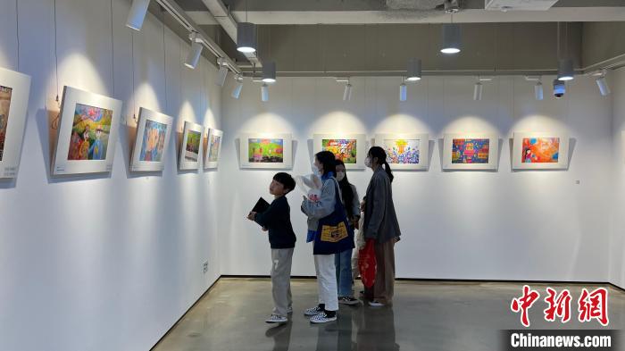 圖為觀眾參觀繪畫展?！∈谞栔袊?guó)文化中心供圖