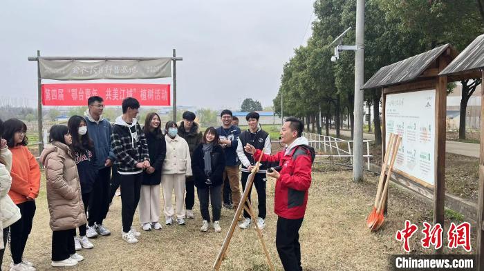 圖為第四屆“鄂臺(tái)青年，共美江城”植樹活動(dòng)3月19日在武漢舉行 武一力 攝