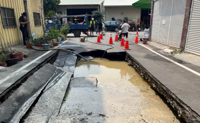 臺灣地震彰化縣彰化市地面坍塌出現(xiàn)天坑