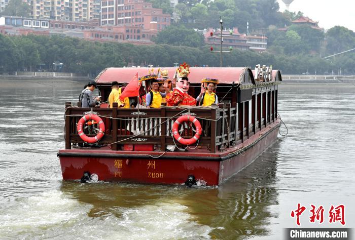 兩岸青年從福州市臺江區(qū)三通橋頭出發(fā)，乘坐閩江福船，賜福兩岸?！蚊?攝