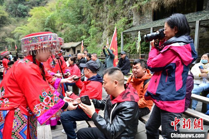 湖北宜昌三峽人家景區(qū)，土家族特色的“婚禮”讓游客身臨其境感受土家“哭嫁”習(xí)俗 劉康 攝