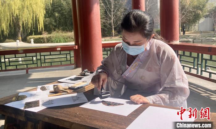 圖為園博館“萬象更新·花間世界”春季園居雅集文化活動?！⌒戽?攝