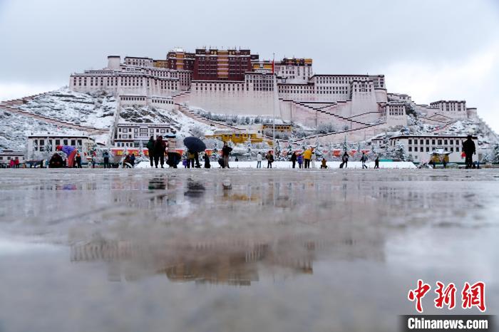 雪后，游客在布達(dá)拉宮廣場(chǎng)?！〗w波 攝